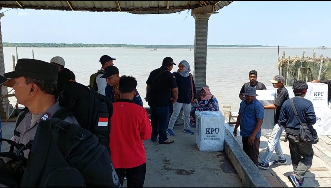 Jajaran KPU Langkat distribusikan logistik ke desa pulau menggunakan kapal kayu Jajaran KPU Langkat distribusikan logistik ke desa pulau menggunakan kapal kayuÂ