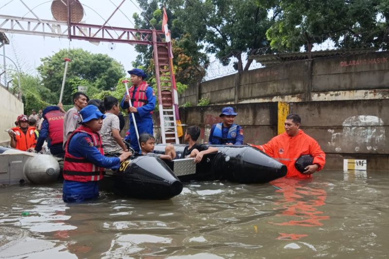 BPBD DKI catat banjir setinggi 120 sentimeter di satu RT Jaktim BPBD DKI catat banjir setinggi 120 sentimeter di satu RT Jaktim
