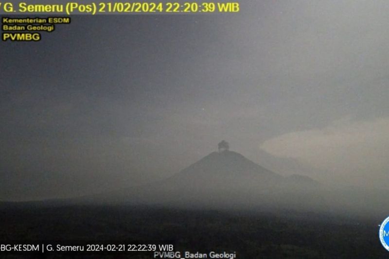Gunung Semeru kembali erupsi disertai abu vulkanik setinggi 600 meter Gunung Semeru kembali erupsi disertai abu vulkanik setinggi 600 meter