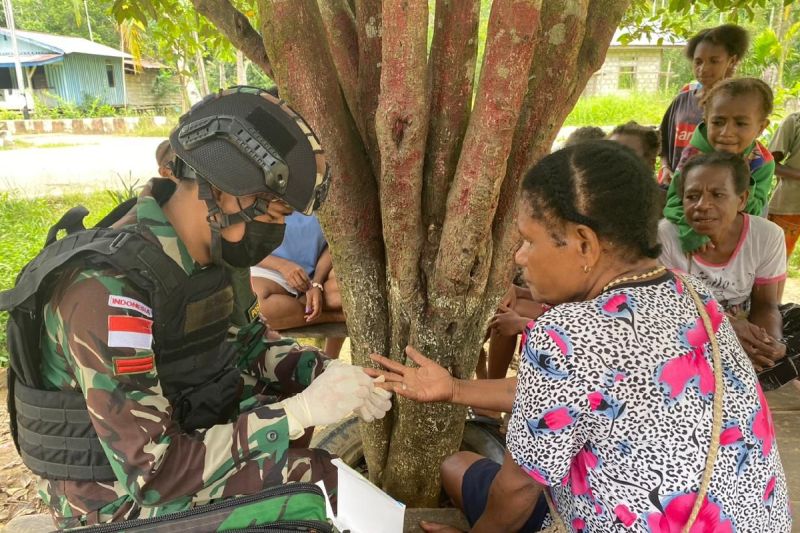 Satgas Yonif 310/KK periksa kesehatan warga di Kampung Unggalom Keerom Satgas Yonif 310/KK periksa kesehatan warga di Kampung Unggalom Keerom