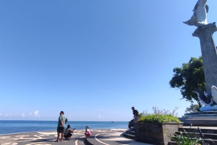 Wisatawan padati wisata Pantai Lovina saat umanis Galungan 