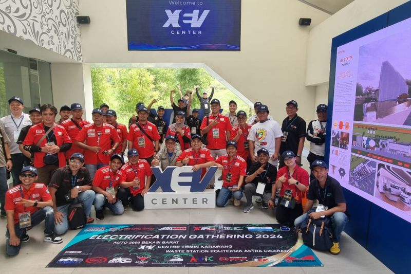 Komunitas AXIC menambah wawasan tentang kendaraan elektrifikasi Komunitas AXIC menambah wawasan tentang kendaraan elektrifikasi