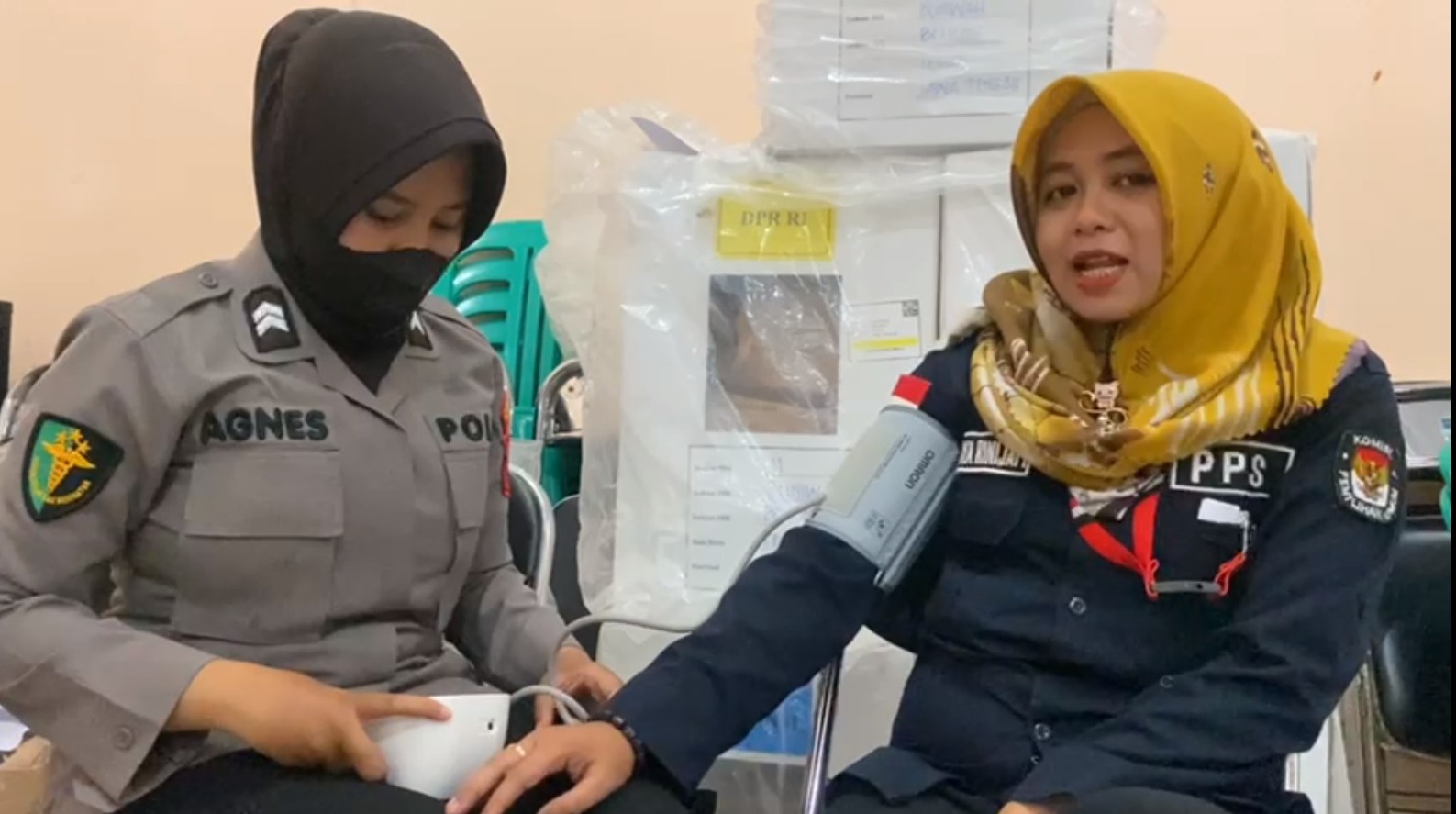 Tim Dokkes Polres Tegal periksa kondisi anggota KPPS dan petugas pengamanan Tim Dokkes Polres Tegal periksa kondisi anggota KPPS dan petugas pengamanan
