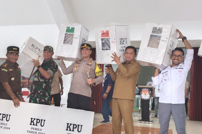 KPU Ambon mulai distribusikan logistik pemilu ke tiga kecamatan KPU Ambon mulai distribusikan logistik pemilu ke tiga kecamatan