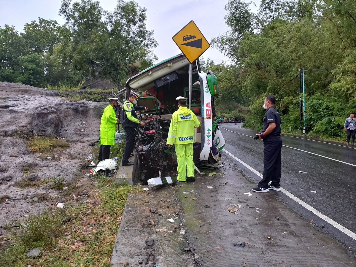 6 Februari 2022: Bus wisata kecelakaan tunggal di Bantul 6 Februari 2022: Bus wisata kecelakaan tunggal di Bantul