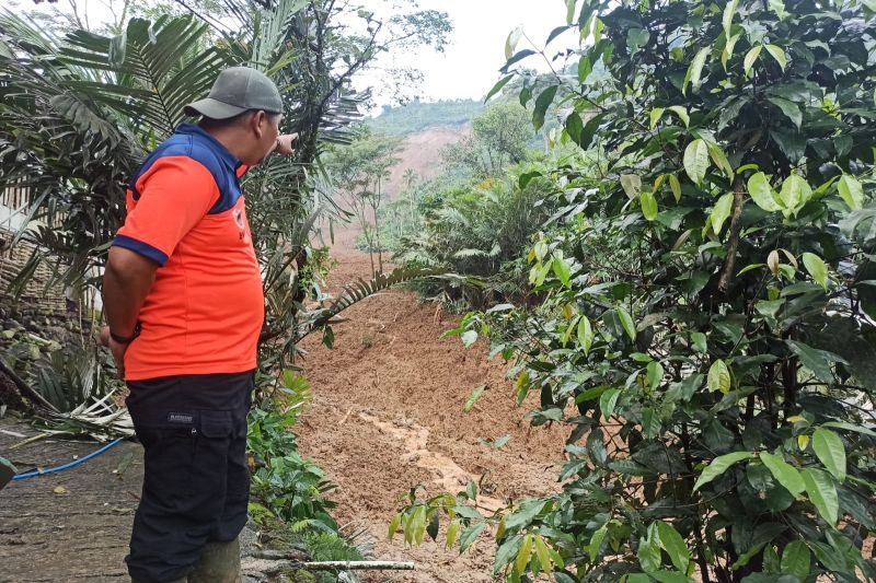 Petugas gabungan evakuasi warga terjebak longsor di Banjarnegara Petugas gabungan evakuasi warga terjebak longsor di Banjarnegara