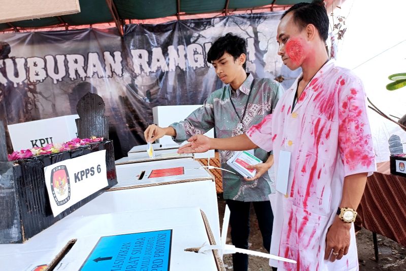 KPPS Simokerto-Surabaya dirikan TPS horor di tengah makam KPPS Simokerto-Surabaya dirikan TPS horor di tengah makam