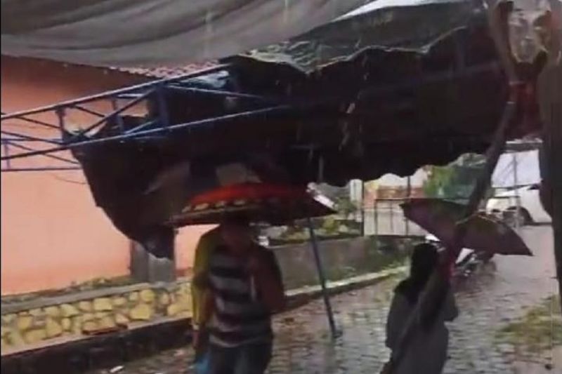 Tiga TPS di Kediri ambruk diterjang angin Tiga TPS di Kediri ambruk diterjang angin