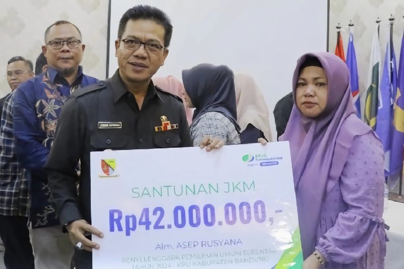 Pemkab Bandung serahkan santunan bagi 19 petugas pemilu meninggal Pemkab Bandung serahkan santunan bagi 19 petugas pemilu meninggal