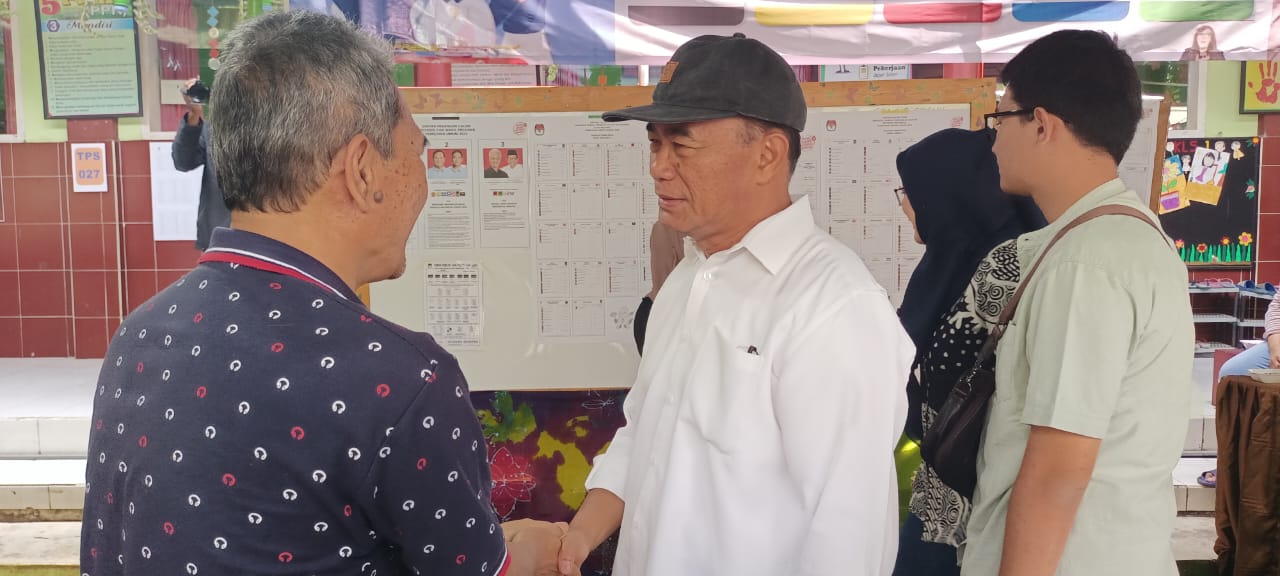 Menko PMK Muhajir Effendi memilih pulang dan mencoblos di Malang Menko PMK Muhajir Effendi memilih pulang dan mencoblos di Malang