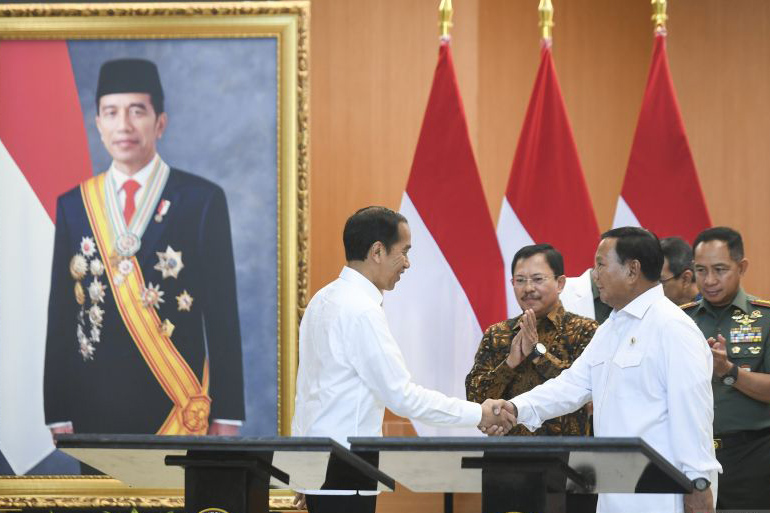 Menhan Prabowo terima kenaikan pangkat dari Presiden Jokowi Menhan Prabowo terima kenaikan pangkat dari Presiden Jokowi