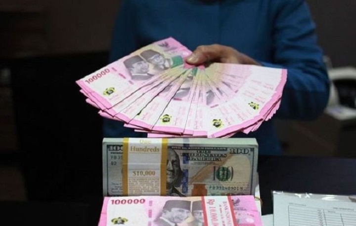 Rupiah anjlok dipengaruhi sentimen arah suku bunga AS