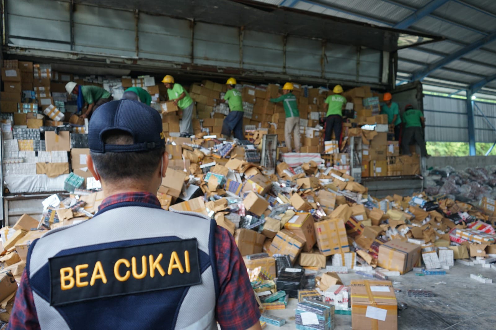Bea Cukai Tegal musnahkan minuman dan rokok ilegal Bea Cukai Tegal musnahkan minuman dan rokok ilegal