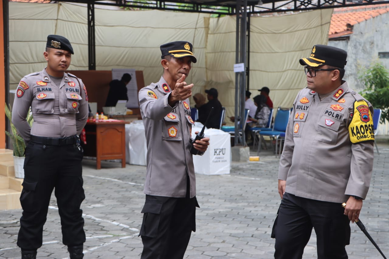 Polres Tegal Kota monitoring pengamanan penghitungan suara tingkat PPK Polres Tegal Kota monitoring pengamanan penghitungan suara tingkat PPK