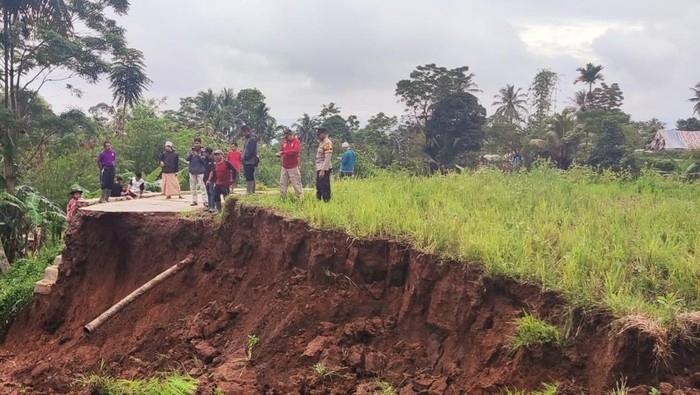 17 Februari 2023: Jalur penghubung dua desa di Cianjur terputus akibat longsor
