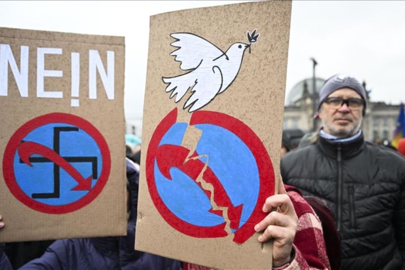 Sedikitnya 100 ribu orang di Berlin berunjuk rasa protes sayap kanan Sedikitnya 100 ribu orang di Berlin berunjuk rasa protes sayap kanan