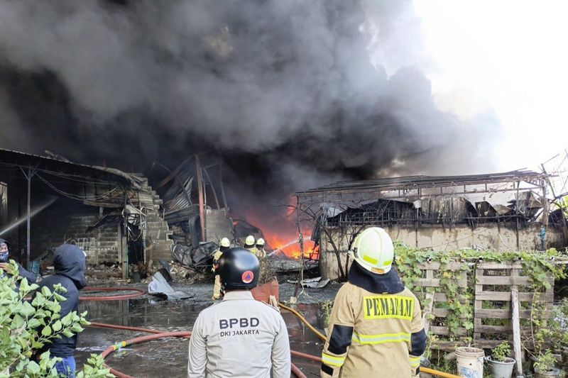 95 personel pemadam atasi kebakaran tiga pabrik di Kalideres 95 personel pemadam atasi kebakaran tiga pabrik di Kalideres