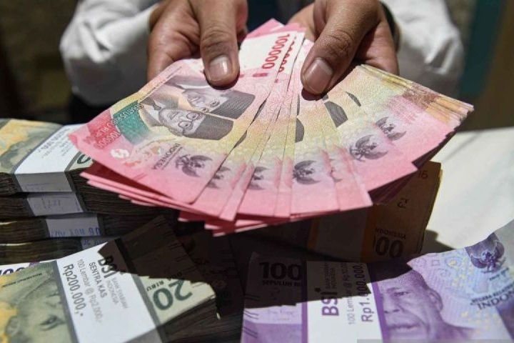Rupiah melemah di tengah sentimen penurunan suku bunga AS