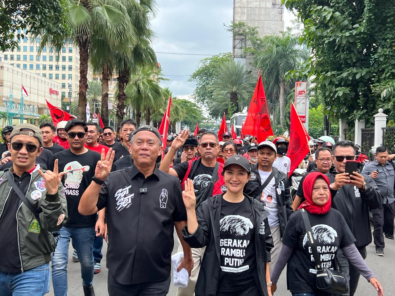 Puluhan ribu massa Sohib Pras long march ke GBK ikuti Kampanye Akbar PDI Perjuangan Puluhan ribu massa Sohib Pras long march ke GBK ikuti Kampanye Akbar PDI Perjuangan