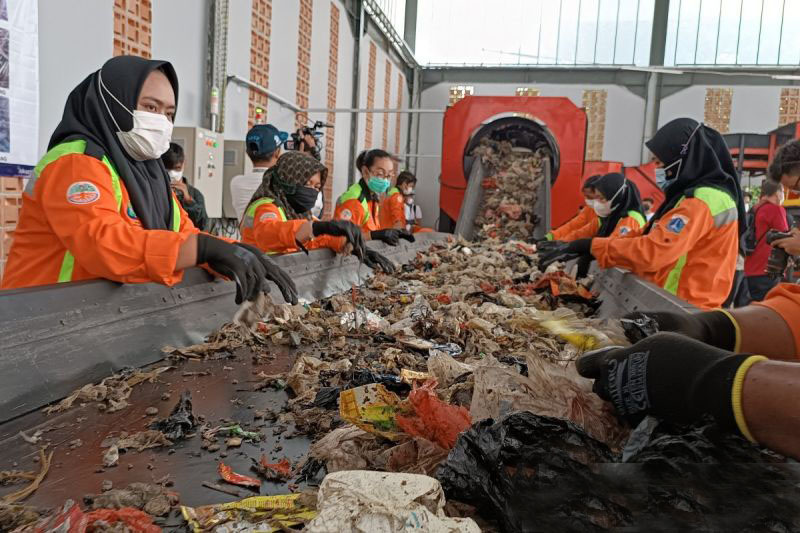 Jaksel bertekad kurangi pengiriman sampah ke TPST Bantargebang