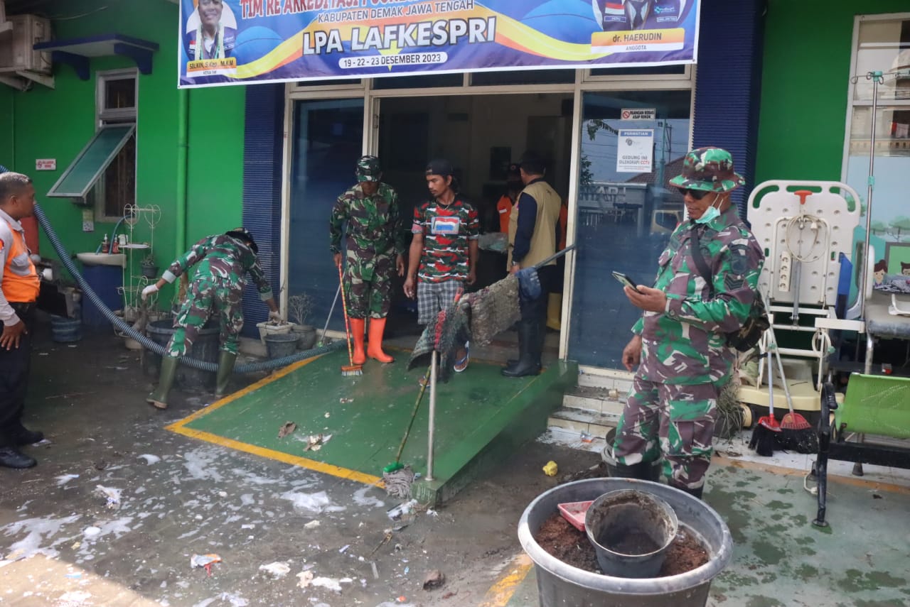Banjir Demak, tim gabungan gelar giat pembersihan pascabanjir Banjir Demak, tim gabungan gelar giat pembersihan pascabanjir