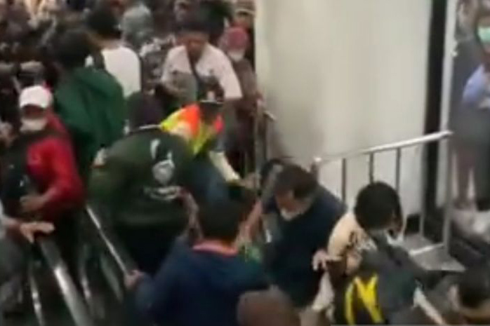 Commuter perbaiki eskalator rusak di Stasiun Manggarai Commuter perbaiki eskalator rusak di Stasiun Manggarai