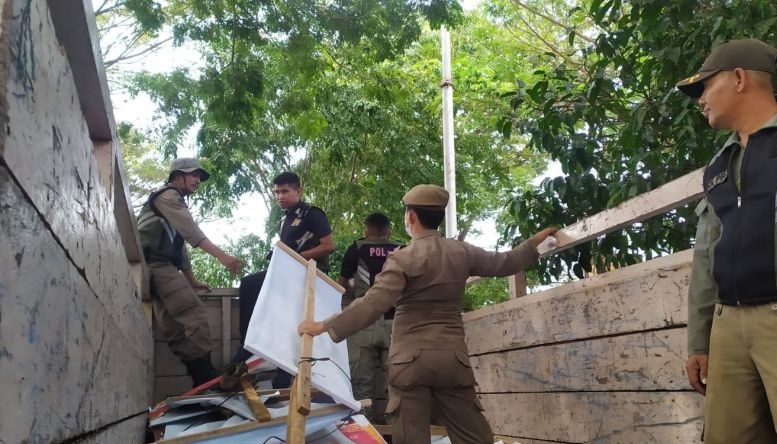 Pengawas Pemilu mulai bersihkan alat peraga kampanye di Banda Aceh Pengawas Pemilu mulai bersihkan alat peraga kampanye di Banda Aceh
