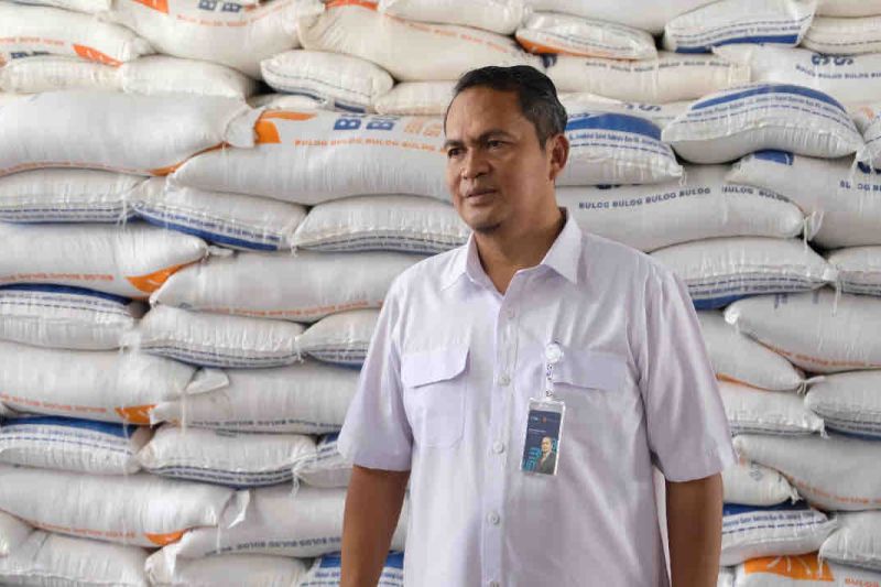 Stok beras ditanyatakan cukup oleh Bulog untuk menghadapi puasa dan Lebaran 1445 H Stok beras ditanyatakan cukup oleh Bulog untuk menghadapi puasa dan Lebaran 1445 H