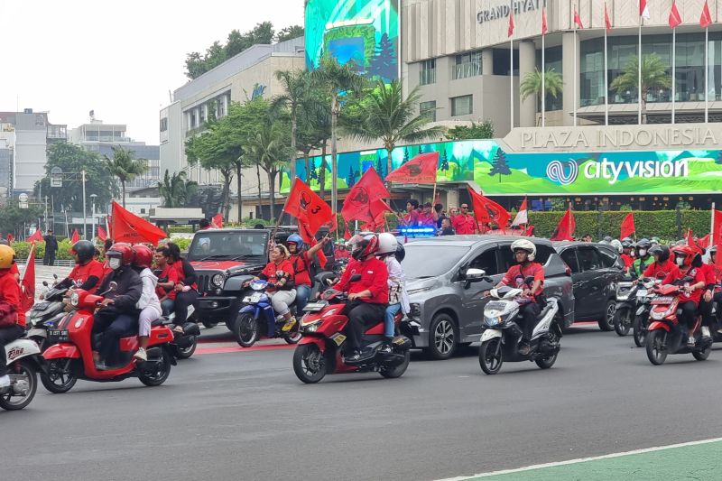 Simpatisan PDIP meriahkan Bundaran HI dukung kampanye Ganjar-Mahfud Simpatisan PDIP meriahkan Bundaran HI dukung kampanye Ganjar-Mahfud