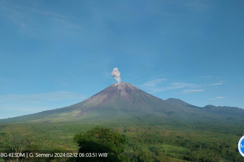 Gunung Semeru luncurkan abu setinggi 800 meter ke arah tenggara Gunung Semeru luncurkan abu setinggi 800 meter ke arah tenggara