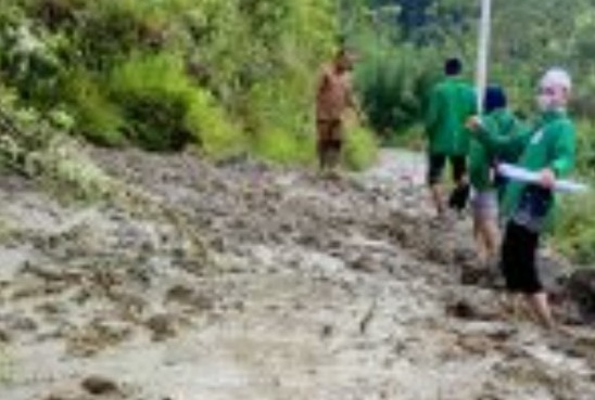 7 Februari 2022: Longsor timbun jalan poros Todang Todang
