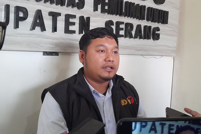 Bawaslu Kabupaten Serang periksa kades pose dua jari