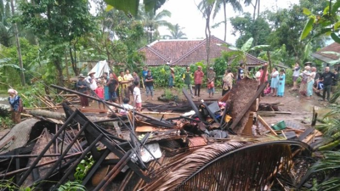 9 Februari 2023: Angin puting beliung terjang Cilacap, 118 bangunan rusak