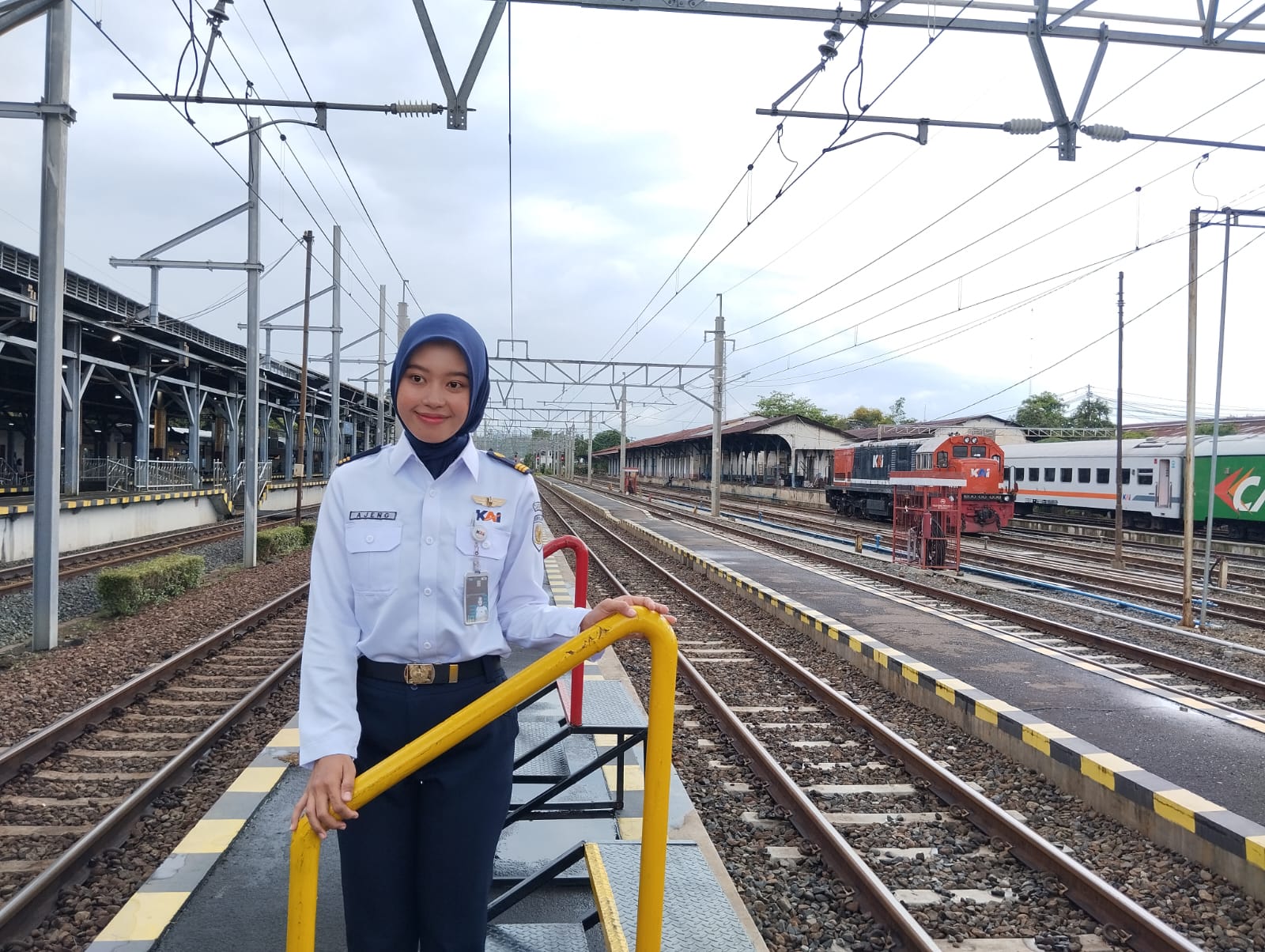 Ajeng Elsantika Purnawati, nekat geluti profesi sebagai asisten masinis KA Ajeng Elsantika Purnawati, nekat geluti profesi sebagai asisten masinis KA