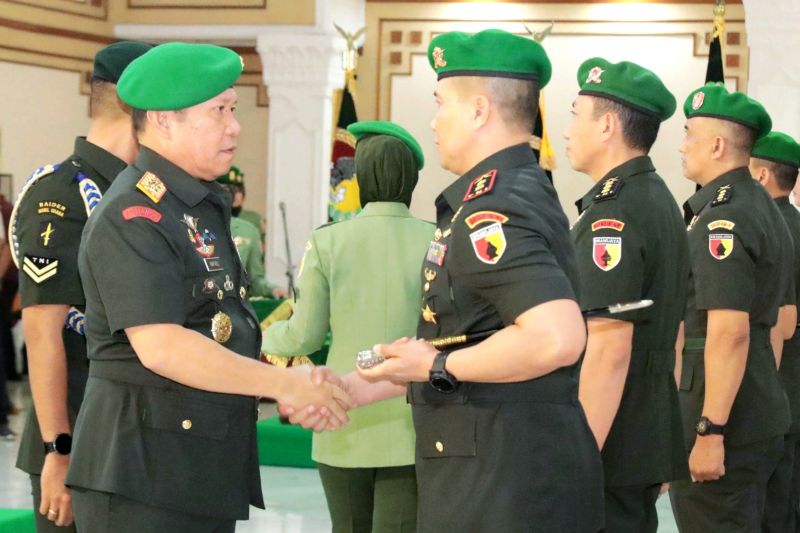 Mayjen TNI Rafael pimpin sertijab pejabat strategis Kodam V/Brawijaya Mayjen TNI Rafael pimpin sertijab pejabat strategis Kodam V/Brawijaya