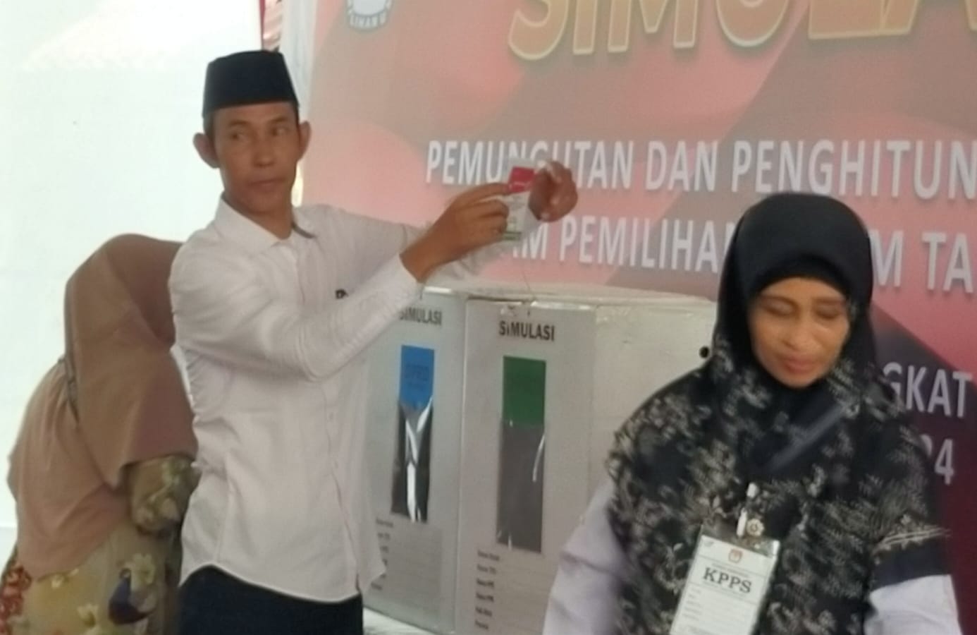 KPU Langkat simulasi petungsura, Ketua Bawaslu Langkat nyoblos di TPS 30 KPU Langkat simulasi petungsura, Ketua Bawaslu Langkat nyoblos di TPS 30