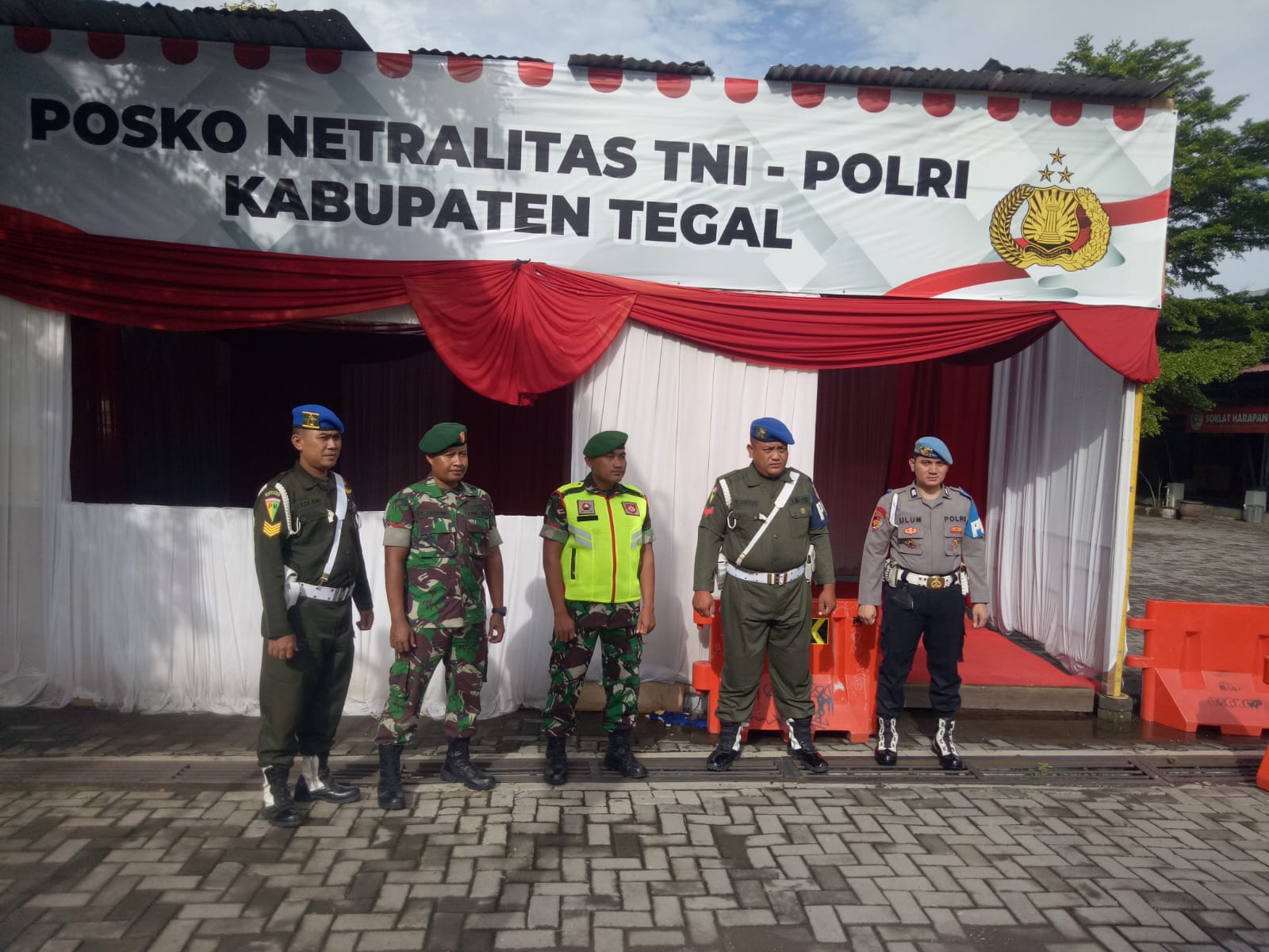 TNI-Polri wilayah hukum Polres Tegal dirikan Posko Netralitas TNI-Polri TNI-Polri wilayah hukum Polres Tegal dirikan Posko Netralitas TNI-Polri