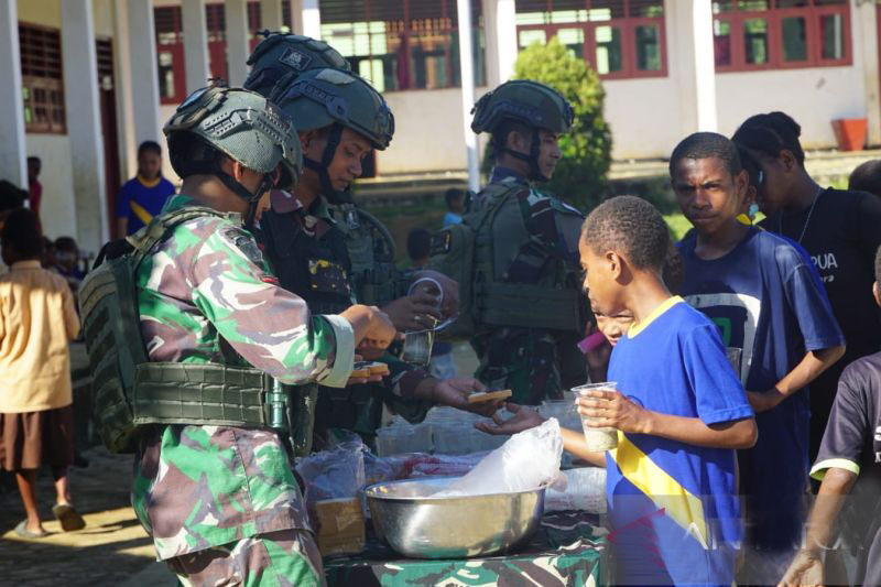 TNI bagi bubur kancang gratis peduli gizi anak di Maybrat TNI bagi bubur kancang gratis peduli gizi anak di Maybrat