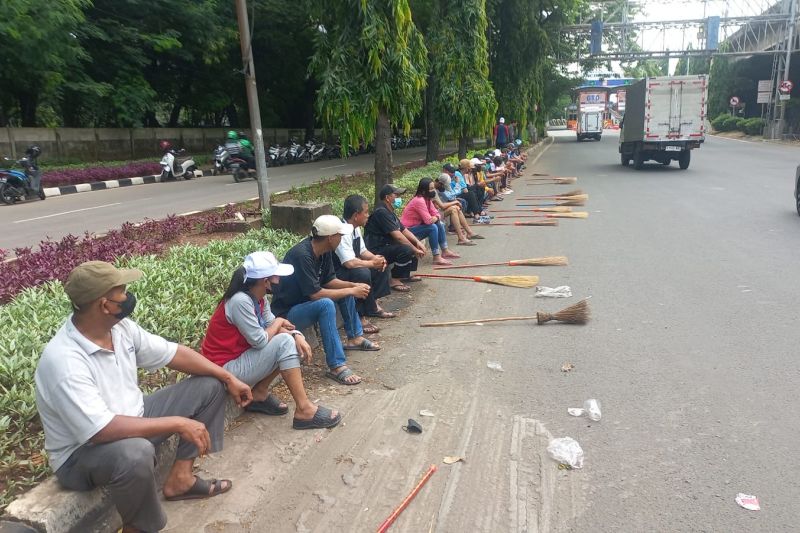 Puluhan petugas PPSU Ancol mogok kerja karena dugaan penghinaan lurah Puluhan petugas PPSU Ancol mogok kerja karena dugaan penghinaan lurah