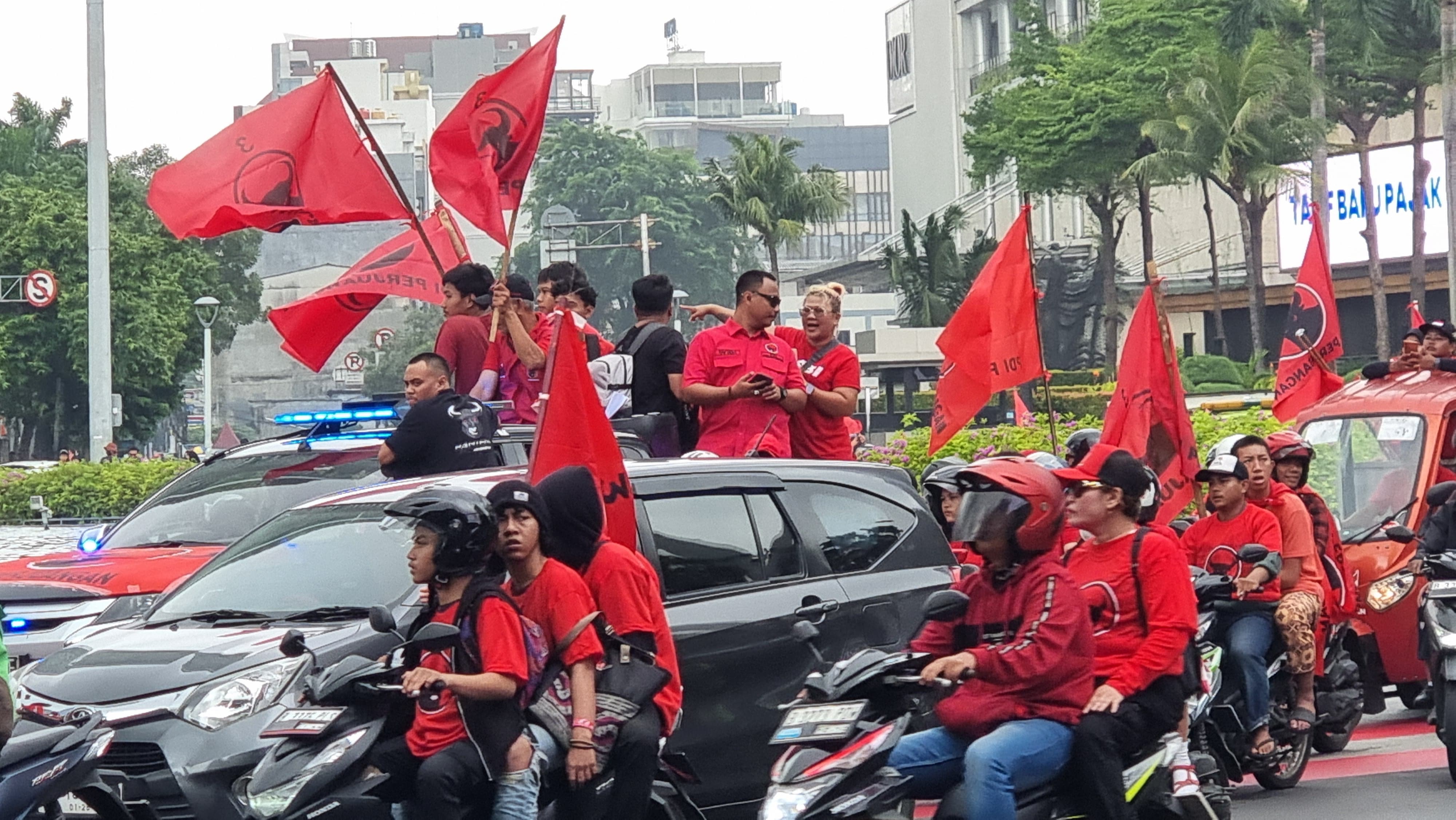 Tak hanya merahkan GBK, Kader DPC PDIP Jakpus merahkan Bundaran HI Tak hanya merahkan GBK, Kader DPC PDIP Jakpus merahkan Bundaran HI
