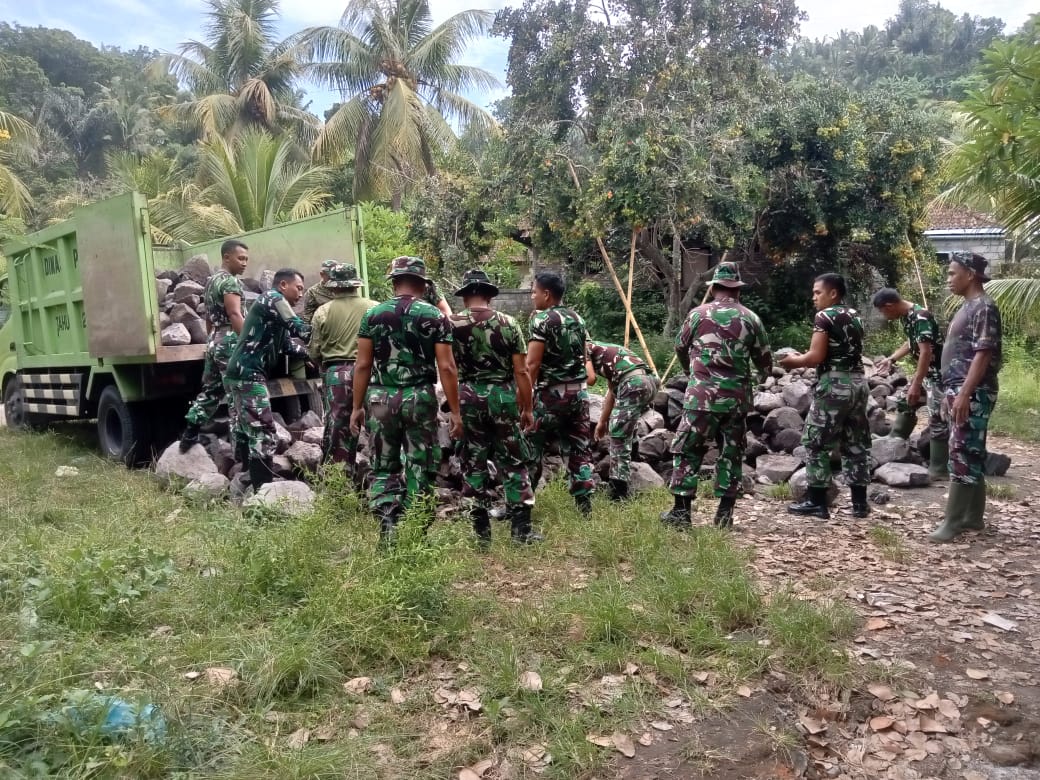Pra TMMD ke-119, personel Kodim 1623/Karangasem bangun senderan badan jalan Pra TMMD ke-119, personel Kodim 1623/Karangasem bangun senderan badan jalan