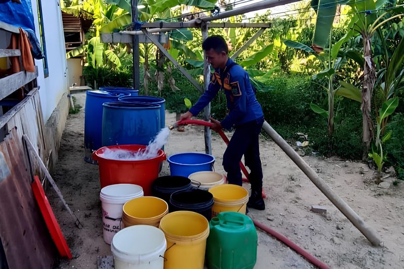 Warga Nunukan mendapat bantuan air bersih gratis dari PDAM Warga Nunukan mendapat bantuan air bersih gratis dari PDAM