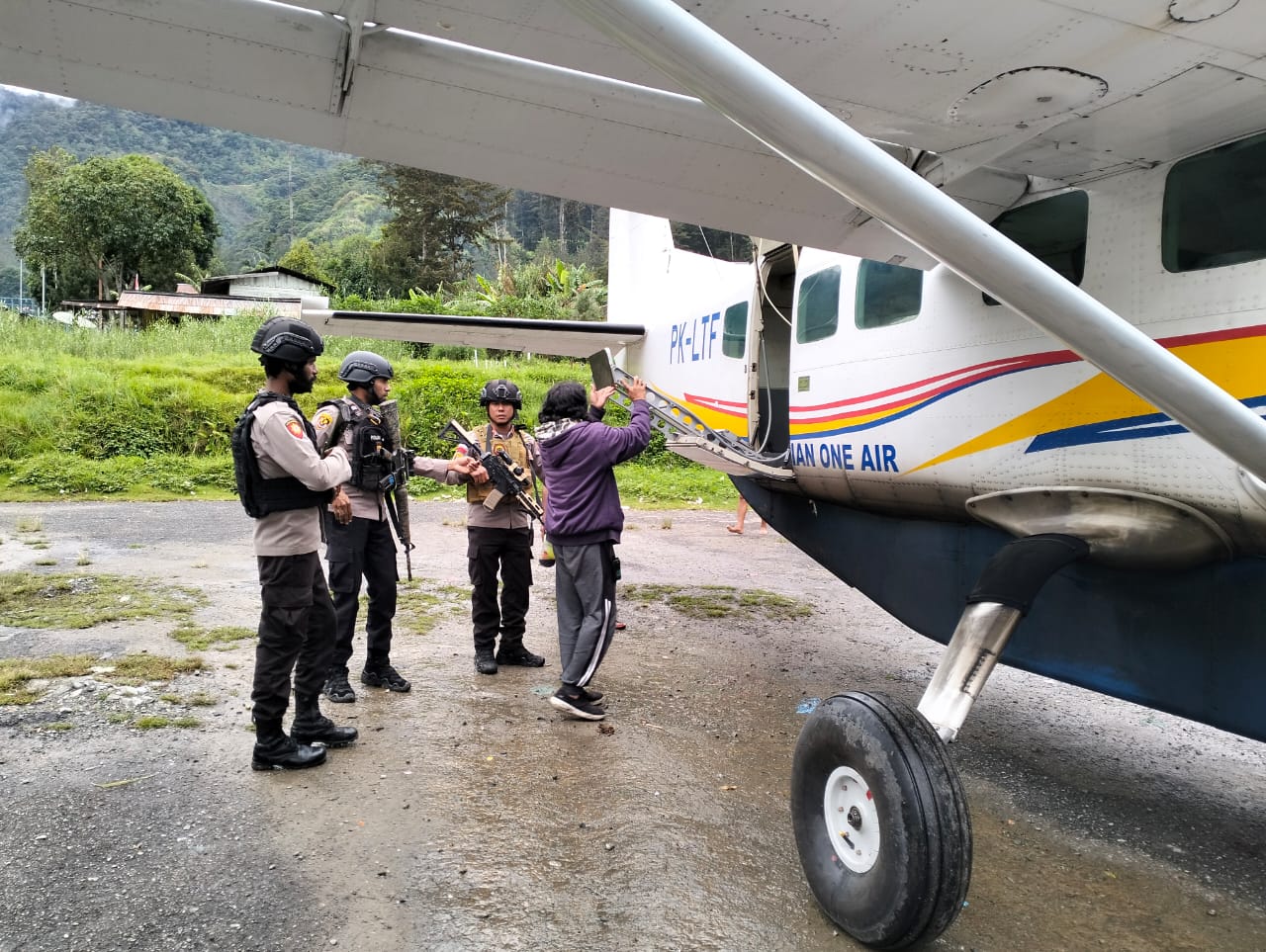 Pesawat Caravan Asia One ditembak OTK di Distrik Beoga, Kabupaten Puncak Pesawat Caravan Asia One ditembak OTK di Distrik Beoga, Kabupaten Puncak