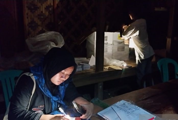 Penghitungan suara di Bandui dilanjutkan dengan gunakan senter Penghitungan suara di Bandui dilanjutkan dengan gunakan senter