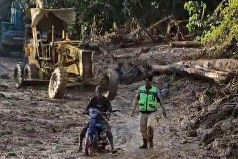 Polsek Mentewe bersiaga di lokasi longsor KM 66-67 Polsek Mentewe bersiaga di lokasi longsor KM 66-67