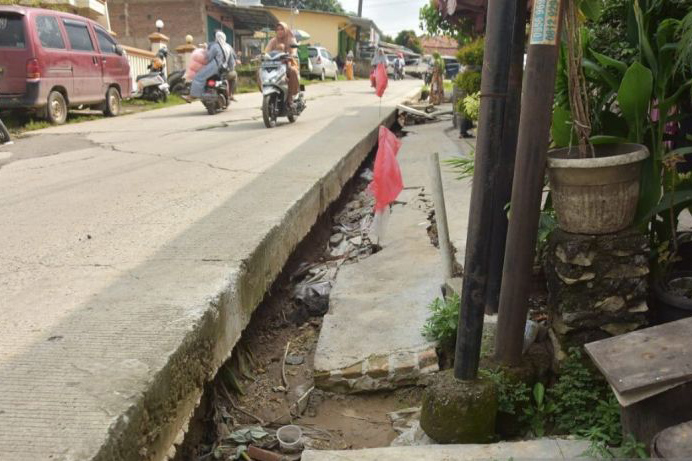 Perbaikan longsor Bojongmangu Bekasi dibantu swasta
