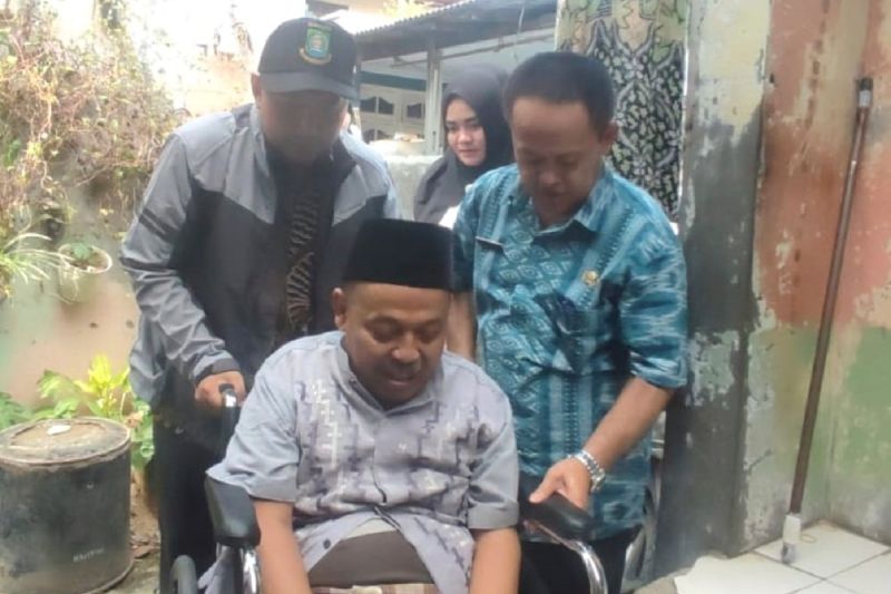Dinsos Kota Tangerang salurkan 50 kursi roda bagi disabilitas Dinsos Kota Tangerang salurkan 50 kursi roda bagi disabilitas