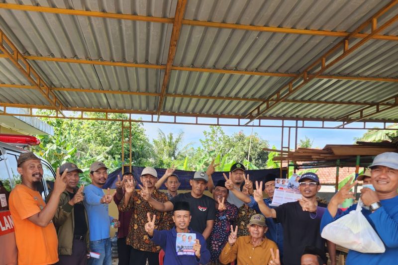 Pose dua jari, Kades di Serang dilaporkan ke Bawaslu Pose dua jari, Kades di Serang dilaporkan ke Bawaslu