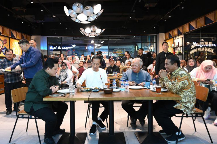 Presiden ajak sejumlah menteri makan malam dan sapa masyarakat Makassar