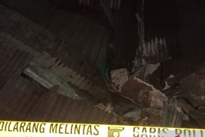 Sebuah rumah di Jember ambruk dan lukai lima orang